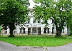Alte Kuranstalt von Bad Sülze : Kurhaus, Bäume